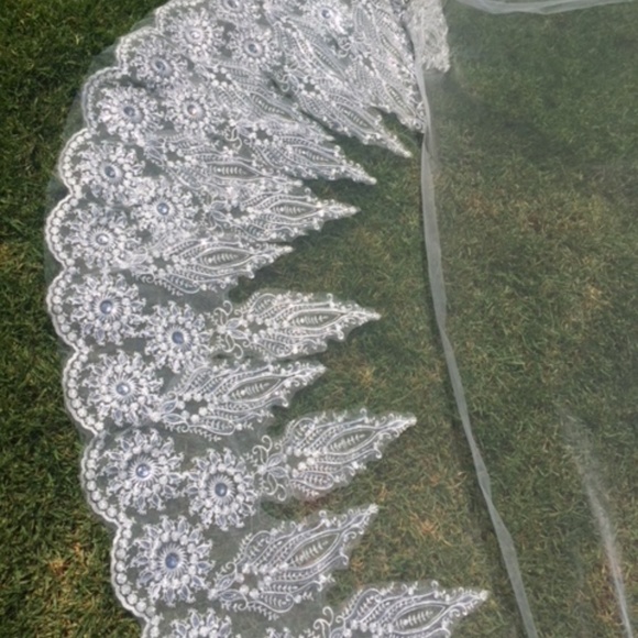 White Lace Trimmed Cathedral Veil no Comb - Picture 3 of 6